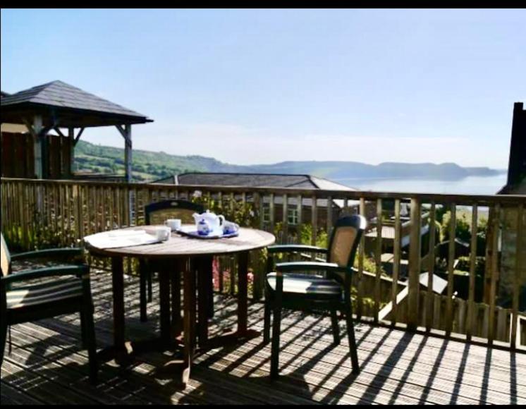 Fantastic Spacious House With Beautiful Panoramic Views Of The Bay Only A Few Minutes Walk From Beach Harbour And Restaurants This House Has 3 Bedrooms 3 Bathrooms And 2 Lovely Sitting Rooms Лайм Риджис Екстериор снимка